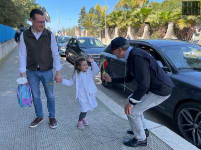 La reginetta non appena vede il nonno posiziona la sua manina sul battimani colorato per battere il cinque. �Porta tanta allegria � afferma timidamente la piccola �. Gioca sempre con noi e ci fa tanti regali�